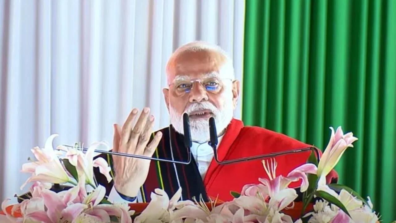 मणिपुर पहुँचे पीएम मोदी, हिंसा पीड़ितों से मिले और 7300 करोड़ की परियोजनाओं की नींव रखी