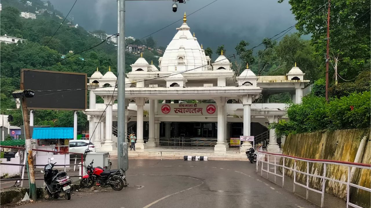 भारी बारिश और भूस्खलन से वैष्णो देवी यात्रा अस्थायी रूप से स्थगित