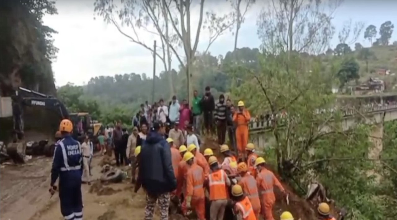 हिमाचल में भयंकर हादसा : बिलासपुर में बस पर गिरा पहाड़, 16 की दर्दनाक मौत